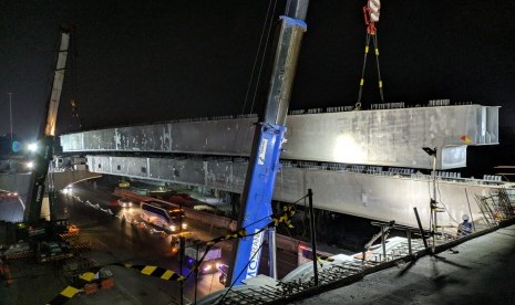 Steel box girder (SBG) terakhir di ruas jalan layang tol Jakarta-Cikampek, telah terpasang.