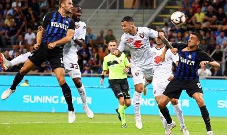 Stefan de Vrij (kiri) saat mencetak gol untuk Inter Milan ketika melawan Torino.