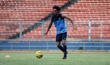 Stefano Lilipaly melakukan sesi latihan di Stadion Gelora Bung karno (GBK), Jakarta, Selasa (12/3). 