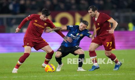 Stefano Sensi dari Inter Milan (tengah) berebut bola dengan pemain Roma Roger Ibanez, kiri, dan pemain Roma Henrikh Mkhitaryan dalam pertandingan sepak bola Serie A antara Roma dan Inter Milan, di Stadion Olimpiade Roma, beberapa waktu lalu.