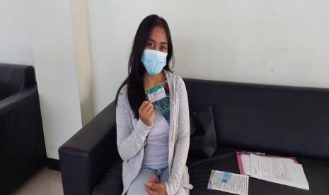  Stella Angelina (22), perempuan yang berdomisili di Jalan Kancil Kota Palu adalah peserta Jaminan Kesehatan Nasional Kartu Indonesia Sehat (JKN-KIS) tanggungan orang tua yang merupakan seorang Pegawai Negeri Sipil di salah satu instansi di Kota Palu.