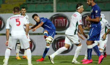 Stephan El Shaarawy (tengah) sedang menendang bola ketika tampil pada penyisihan grup H kualifikasi Piala Eropa melawan Bulgaria di Renzo Barbera Stadium, Palermo, 6 September 2015. 