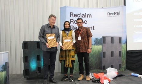 Stephen Bowhill selaku Chief Executive Officer Re>Pal (kiri), Vera Galuh Ukraina selaku VP General Secretary Danone Indonesia (tengah) dan Karyanto Wibowo selaku Sustainable Development Director, Danone Indonesia (kanan) usai penandatangan kesepakatan.