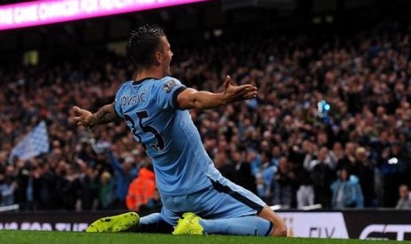 Stevan Jovetic melakukan selebrasi usai membobol gawang Liverpool dua kali.