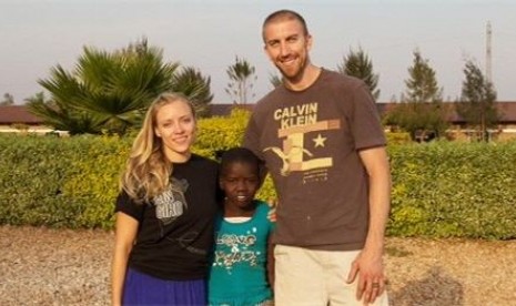 Steve Blake dan Kristen Blake (kiri) bersama Divine (tengah)