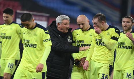 Steve Bruce (tengah) dan para pemain Newcastle United.