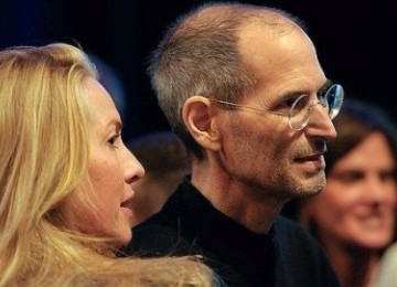 Steve Jobs bersama istrinya Laurene Powell Jobs