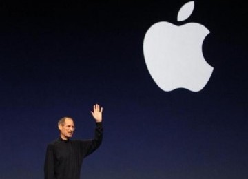 Steve Jobs melambaikan tangan pada sesi terakhir peluncuran iPad 2 saat acara Apple di San Francisco, 2 Maret 2011.