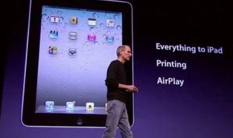 steve jobs saat memperkenalkan iPad. 