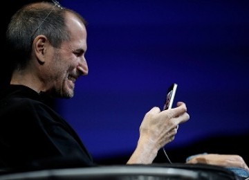 Steve Jobs tampil saat memperkenalkan iPhone 4 pada WWDC 2010 lalu