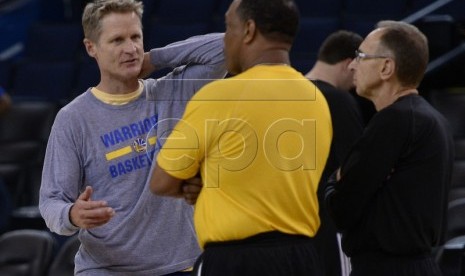 Steve Kerr (kiri) dan Ron Adams (kanan).