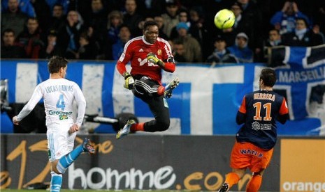 Steve Mandanda (tengah)