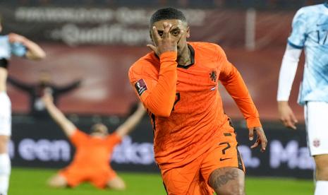 Steven Bergwijn dari Belanda bereaksi setelah mencetak gol pertama timnya. Belanda unggul saat menghadapi Denmark pada laga persahabatan FIFA Pertandingan ini akan digelar di Stadion Johan Cruijff Arena, Amsterdam, Ahad (27/3/2022) dini hari WIB. Tim tuan rumah memimpin dengan skor 3-1 di babak pertama.