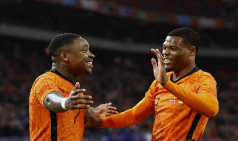 Steven Bergwijn merayakan gol pertamanya dengan sesama timnas Belanda Denzel Dumfries. Belanda berhasil mengalahkan Denmark pada laga persahabatan FIFA Pertandingan ini akan digelar di Stadion Johan Cruijff Arena, Amsterdam, Ahad (27/3/2022) dini hari WIB. Tim tuan rumah menang dengan skor 4-2.