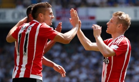 Steven Davis (kanan) merayakan gol bersama Dusan Tadic.