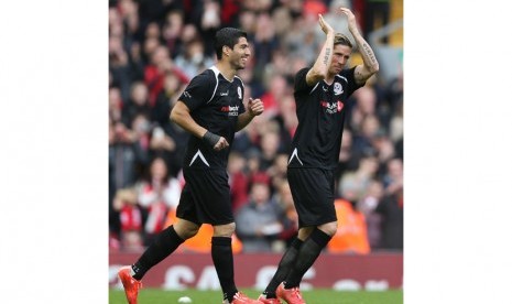  Steven Gerrard All-Stars' Luis Suarez and Fernando Torres come on for the second half 