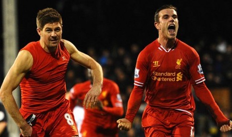 Steven Gerrard dan Jordan Henderson saat masih menjadi penggawa Liverpool. 