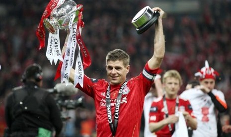 Steven Gerrard saat menjuarai Piala Liga Inggris bersama Liverpool pada 2012.