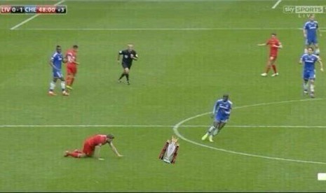 Memem Steven Gerrard tergelincir saat melawan Chelsea pada 2014 silam.