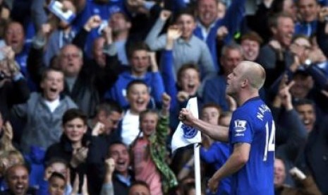 Steven Naismith mencetak gol kedua ke gawang Arsenal. Hingga babak kedua berlangsung, Arsenal tertinggal 0-2 pada laga yang berlangsung di Goodison Park, Liverpool. 