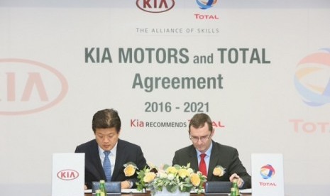 Steven Yoon, Vice President Overseas Service Division Kia Motors Corporation  (kiri) dan Pierre Duhot, General Manager, Automotive Division Total Lubrifiants (kanan) mengambil   bagian dalam acara penandatanganan untuk perpanjangan kemitraan 5 tahun.