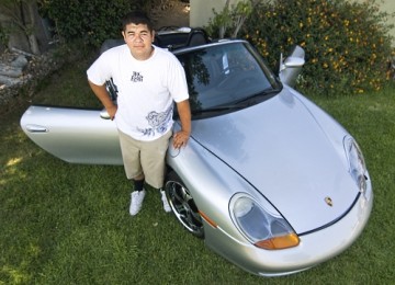 Steven Ortiz dengan mobil Porsche miliknya