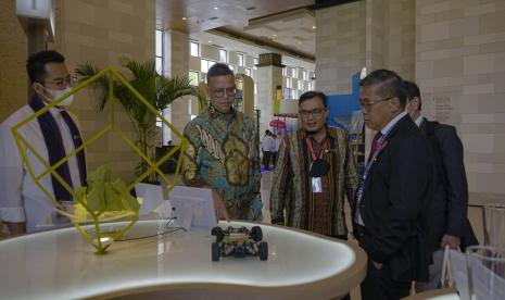  Stevi Thomas, Head of External Relations Harita Nickel (kedua dari kiri) tengah menerima kunjungan Wakil Menteri Lingkungan Hidup dan Kehutanan, Alue Dohong, PhD, dibooth Harita Nickel di sela-sela acaraPertemuan ke-3 Deputi Lingkungan dan Kelompok Kerja Keberlanjutan Iklim atau Environment Deputies Meeting and Climate Sustainability Working Group (3rd G20 EDM-CSWG) yang berlangsung di Bali pada tanggal 29-31 Agustus 2022.