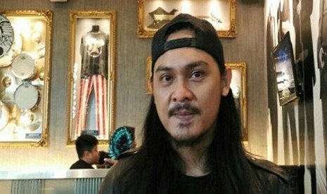 Stevie Morley Item, pendiri sekaligus gitaris band death metal DeadSquad. Stevie juga terkenal sebagai anggota klub motor selebritas, The Prediksi.