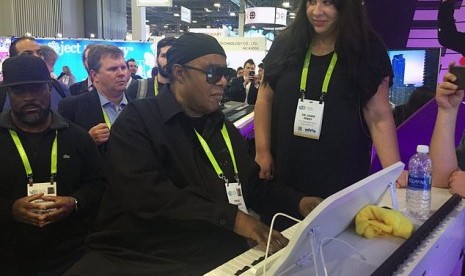 Stevie Wonder mencoba memainkan piano pintar saat dia mendatangi ajang pameran teknologi dan produk elektronik di Las Vegas, AS.