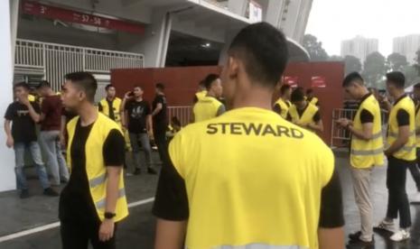 Steward bertugas untuk menjaga keamanan dan kekondusifan di dalam stadion.