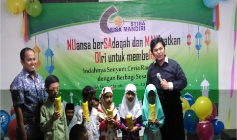 STIBA Nusa Mandiri memberikan santunan yatim di Ciputat, Jumat (10/6).