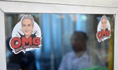 Stiker bergambar Ganjar Pranowo yang ditempelkan relawan Orang Muda Ganjar (OMG) 