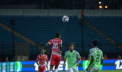 Stiker Burundi, Francis Mustafa (kiri) menyundul bola pada laga Piala Afrika melawan Nigeria, Sabtu (22/6).