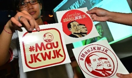 Stiker dukungan pasangan Bakal Capres PDIP Joko Widodo dan Jusuf Kalla di Jakarta, Jumat (30/5).