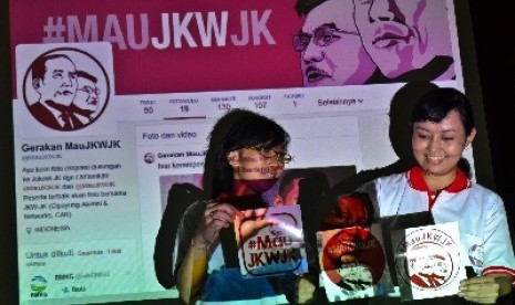 Stiker dukungan pasangan Bakal Capres PDIP Joko Widodo dan Jusuf Kalla di Jakarta, Jumat (30/5). 