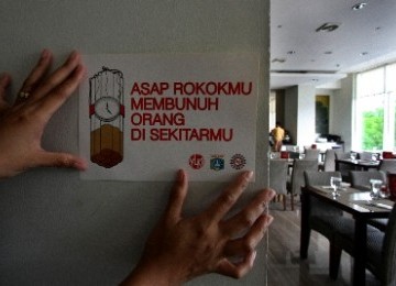 Stiker larangan merokok di tempat umum. 