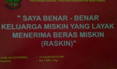 Stiker milik Pemkab Banyumas yang ditempel di rumah keluarga penerima raskin. Kalimat tersebut dianggap berlebihan.