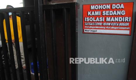 Stiker terpasang di rumah warga yang menjalani isolasi mandiri di Perumahan Unitex, Kota Bogor, Jawa Barat, Senin (7/2/2022). Kasus COVID-19 di Kota Bogor meningkat hingga di atas 100 kasus per hari dengan pasien aktif 2.061 orang yang 80 persen diantaranya bergejala ringan.