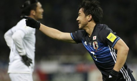 Stiker timnas Jepang Sinjhi Okazaki merayakan golnya ke gawang Thailand pada babak kualifikasi Piala Dunia 2018 di stadion Saitama, Selasa (28/3). Jepang menang 4-0.