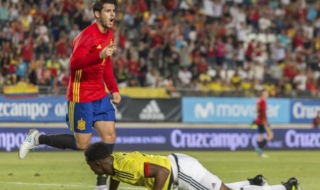 Stiker timnas Spanyol, Alvaro Morata merayakan gol ke gawang Kolombia pada laga persahabatan di Murcia, Kamis (8/6) dini hari WIB. Laga berakhir imbang 2-2.