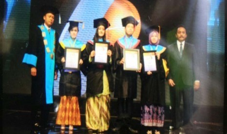 STMIK Nusa Mandiri memberikan penghargaan kepada lulusan terbaik pada acara wisuda sarjana dan magister di BSI Convention Center, Kampus BSI Kaliabang, Bekasi Utara, Jawa Barat, Senin (10/8).