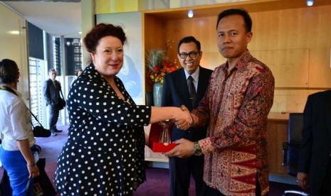 STMIK Nusa Mandiri menandatangani MoU dengan dua perguruan tinggi Australia, 9 September 2015.