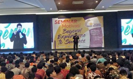 STMIK Nusa Mandiri menggelar seminar motivasi (semot) dan orientasi akademik (ormik).