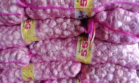 Stok bawang putih rusak milik pedagang di Pasar Induk Kramat Jati, Jakarta Timur, Jumat (26/4). Tren kenaikan harga bawang putih yang masih berlangsung, menyulitkan pedagang menjual sisa stok yang dimiliki. Imas