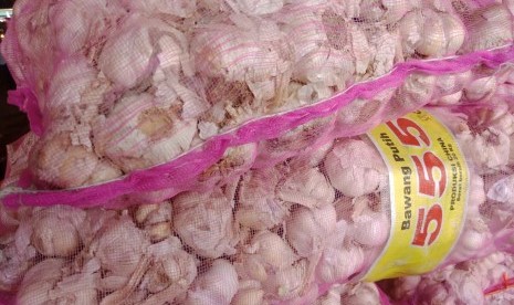 Stok bawang putih rusak milik pedagang di Pasar Induk Kramat Jati, Jakarta Timur, Jumat (26/4). Tren kenaikan harga bawang putih yang masih berlangsung, menyulitkan pedagang menjual sisa stok yang dimiliki. Imas