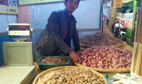 Stok komoditas pokok di Pasar Cikurubuk, Kota Tasikmalaya berada dalam kondisi stabil, Kamis, (4/5). Meski begitu ada yang mengalami kenaikan seperti telur dan bawang putih. 