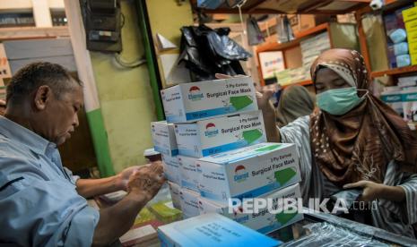 Stok Masker di Apotek Agam Habis. Pedagang melayani calon pembeli masker.