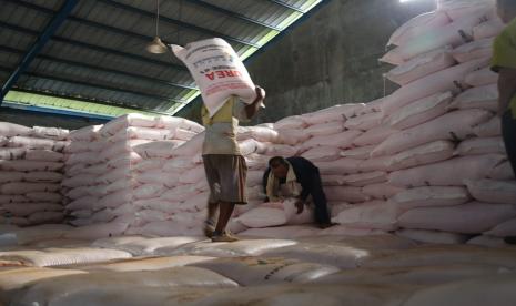 Stok pupuk urea di gudang milik PT Pupuk Indonesia. 