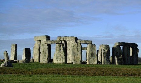 Stonehenge atau lingkaran batu berusia 5.000 tahun di dekat Amesbury, Inggris.