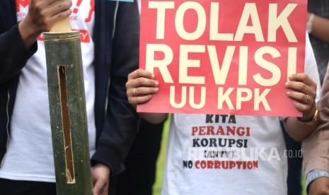 Stop Revisi RUU KPK. Koalisi Masyarakat Sipil Antikorupsi menggelar aksi unjuk rasa untuk menghentikan revisi RUU KPK di depan Komplek Parlemen DPR RI, Jakarta, Rabu (17/2). (Republika/Wihdan)